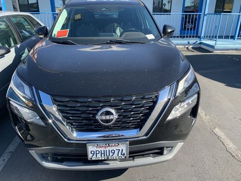 Used 2022 Nissan Rogue SV image 3