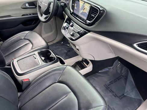 Used 2024 Chrysler Pacifica Touring-L FWD image 33