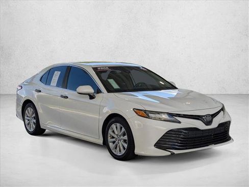 Used 2019 Toyota Camry LE image 3