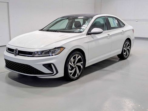 Used 2025 Volkswagen Jetta SEL image 1