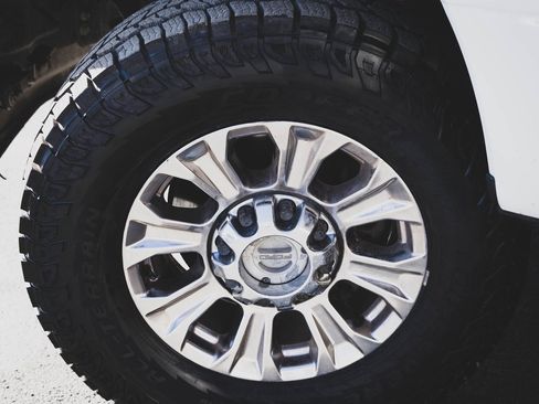 Used 2017 Ford F250 XLT w/ XLT Premium Package image 5