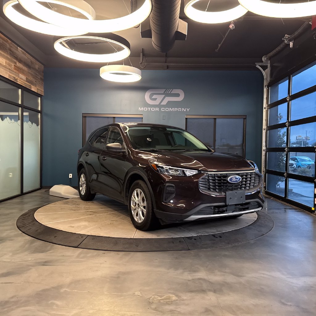 Used 2023 Ford Escape Active w/ Tech Pack #1 AWD/4WD image 1