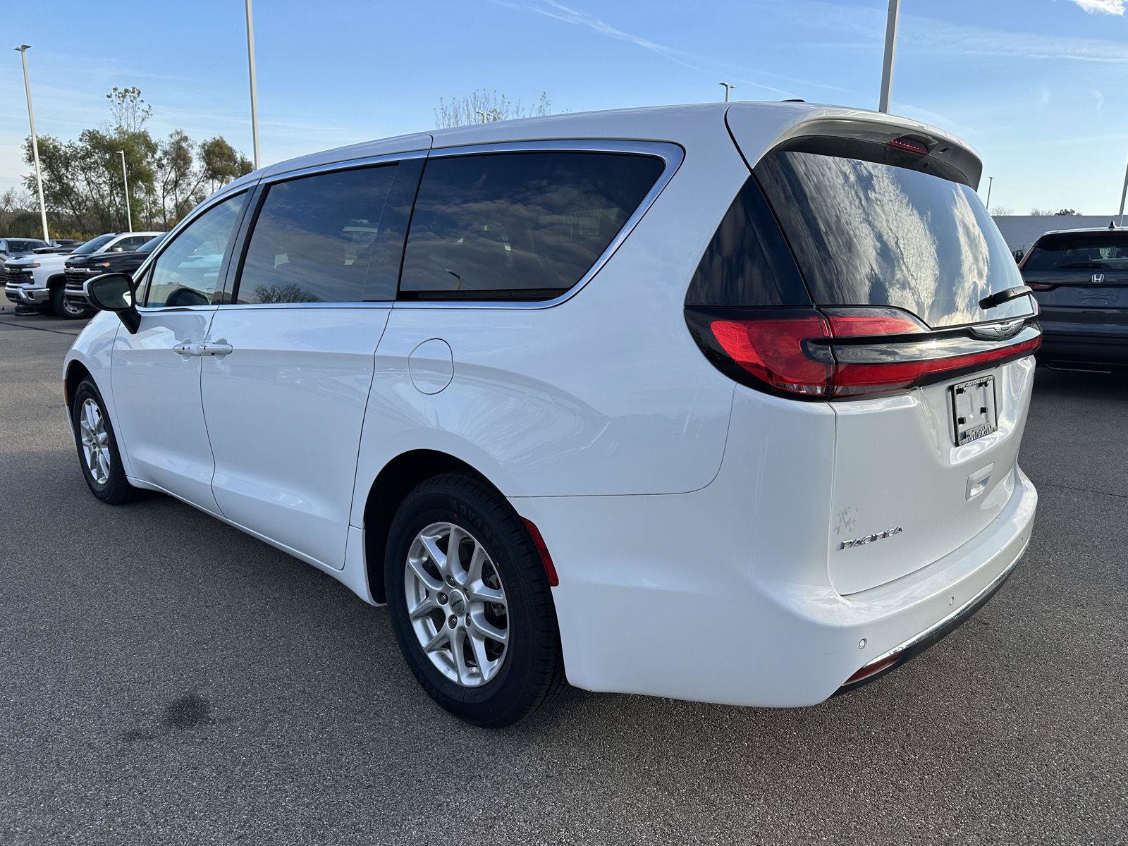 Used 2023 Chrysler Pacifica Touring-L FWD image 5