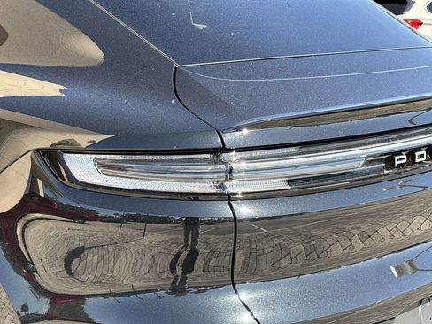 Used 2025 Porsche Cayenne E-Hybrid Coupe image 7