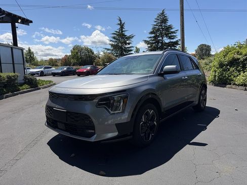 Used 2023 Kia Niro Wave FWD image 2