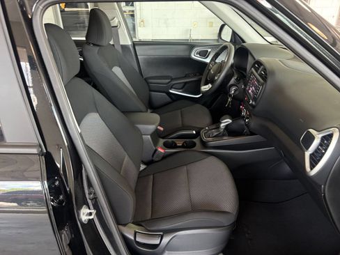 Used 2025 Kia Soul LX w/ LX Technology Package FWD image 34