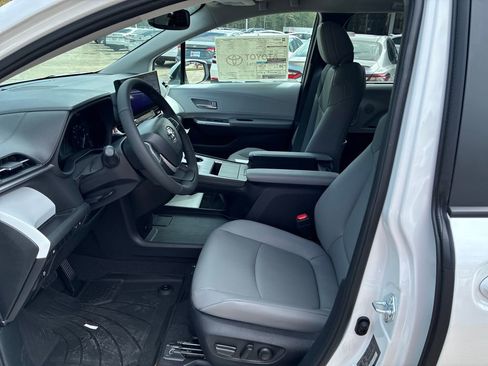 New 2026 Toyota Sienna XLE FWD image 15