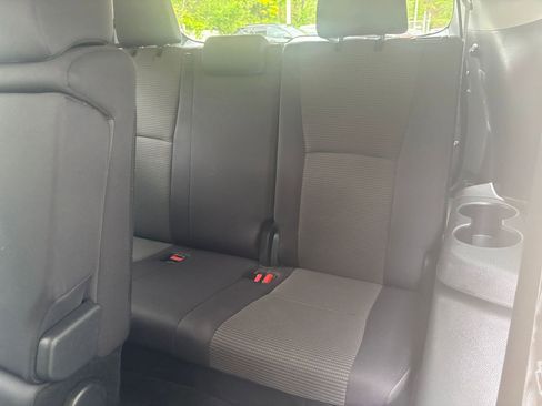 Used 2025 Toyota Highlander LE FWD image 32