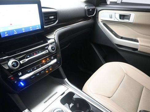 Used 2021 Ford Explorer Limited w/ Equipment Group 301A AWD/4WD image 31