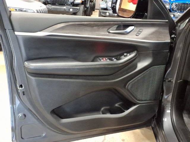Used 2023 Jeep Grand Cherokee Limited AWD/4WD image 11