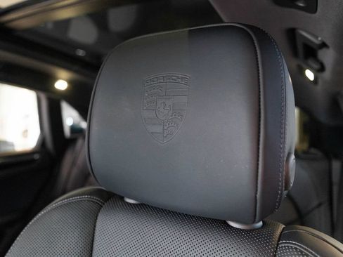 Certified 2025 Porsche Macan AWD/4WD image 6