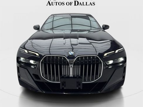 Used 2023 BMW 740i w/ Luxury Rear Seating Package RWD image 3
