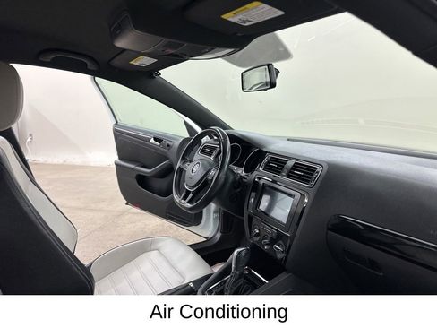 Used 2015 Volkswagen Jetta Sport FWD image 18