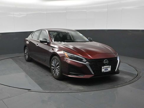 Used 2024 Nissan Altima 2.5 SV image 1