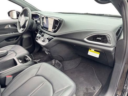 Certified 2025 Chrysler Pacifica Select image 20
