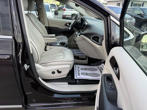 Used 2018 Chrysler Pacifica Limited w/ Advanced Safetytec Group FWD image 13