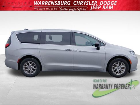 Used 2024 Chrysler Pacifica Touring-L image 2