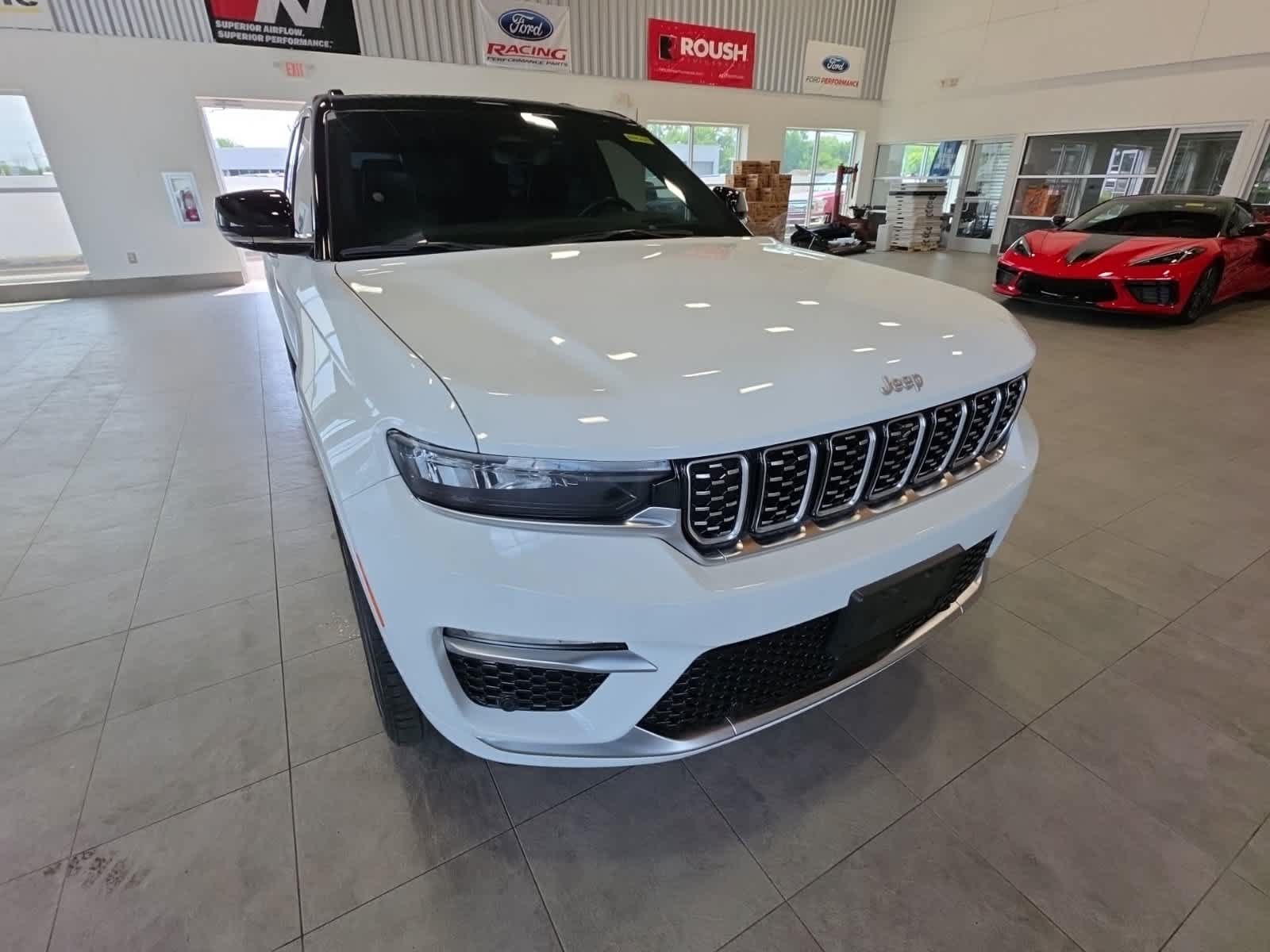 Used 2024 Jeep Grand Cherokee Summit w/ Advanced Protech Group IV AWD/4WD image 4