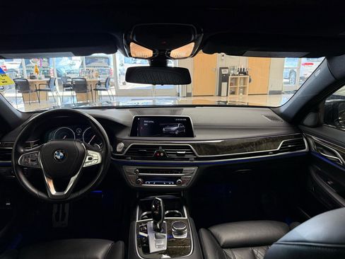 Used 2018 BMW 750i image 11