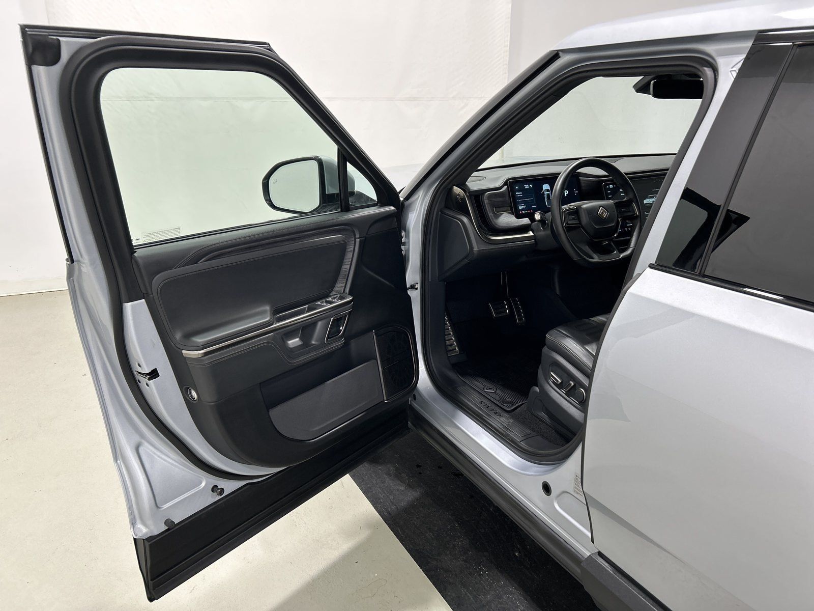 Used 2022 Rivian R1T Adventure AWD/4WD image 16