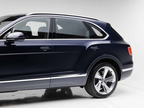 Used 2019 Bentley Bentayga AWD/4WD image 29