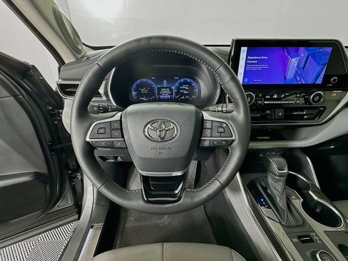 Certified 2025 Toyota Highlander Platinum AWD/4WD image 11