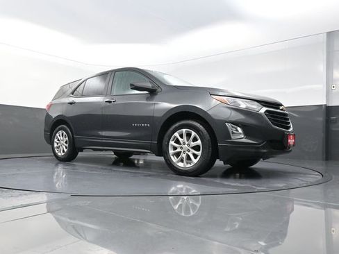 Used 2020 Chevrolet Equinox LS w/ LS Convenience Package AWD/4WD image 3