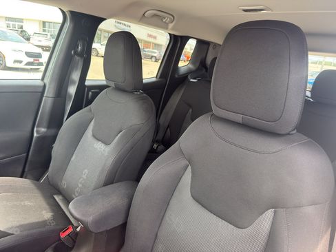 Used 2017 Jeep Renegade Latitude AWD/4WD image 27