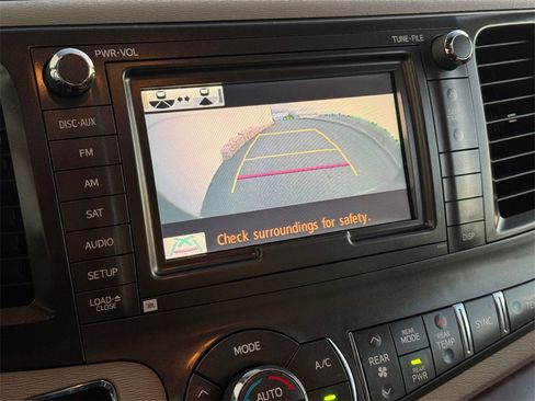 Used 2014 Toyota Sienna XLE image 20