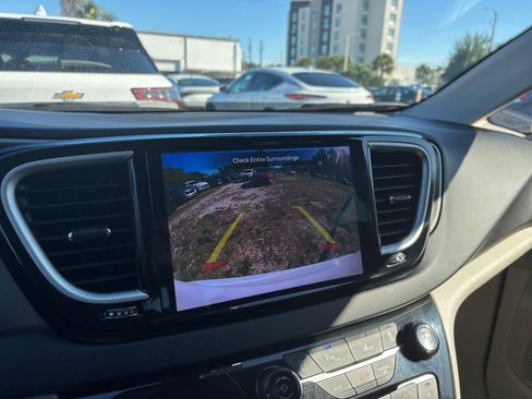 Used 2024 Chrysler Pacifica Touring-L image 20