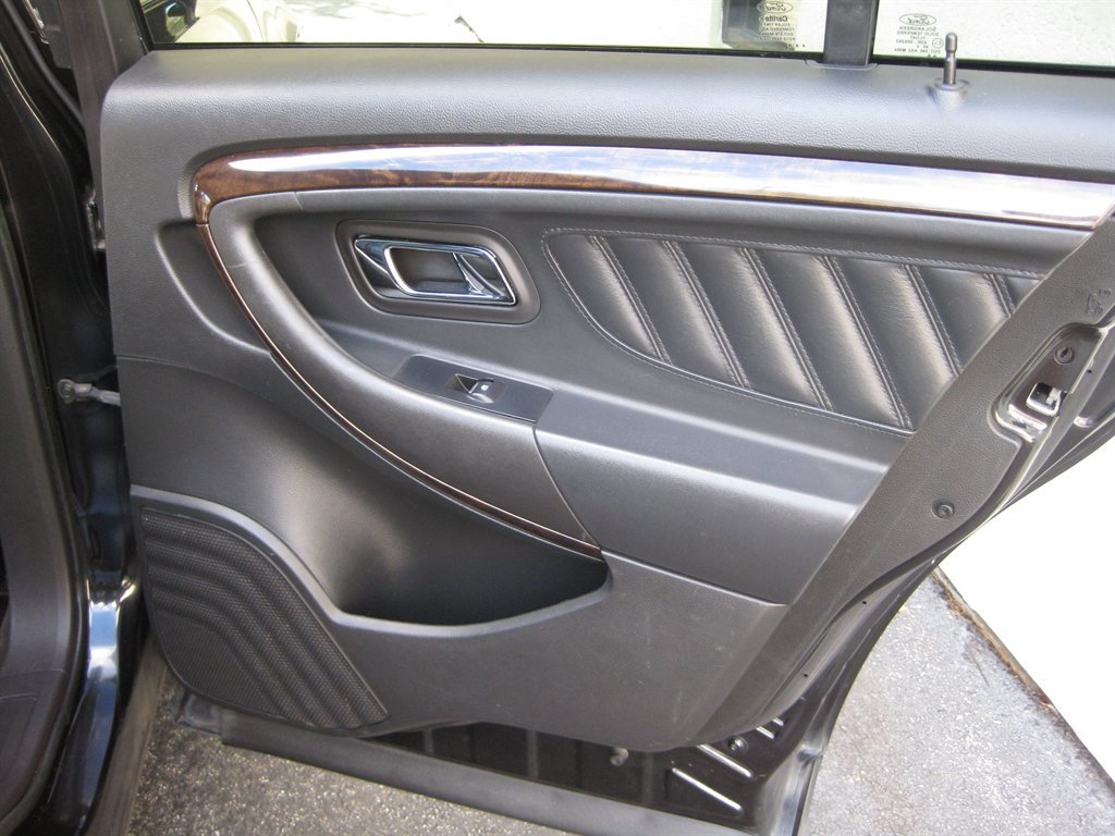 Used 2015 Ford Taurus Limited FWD image 31
