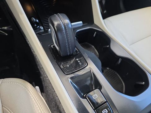 Used 2019 Volvo XC40 T4 Momentum FWD image 16