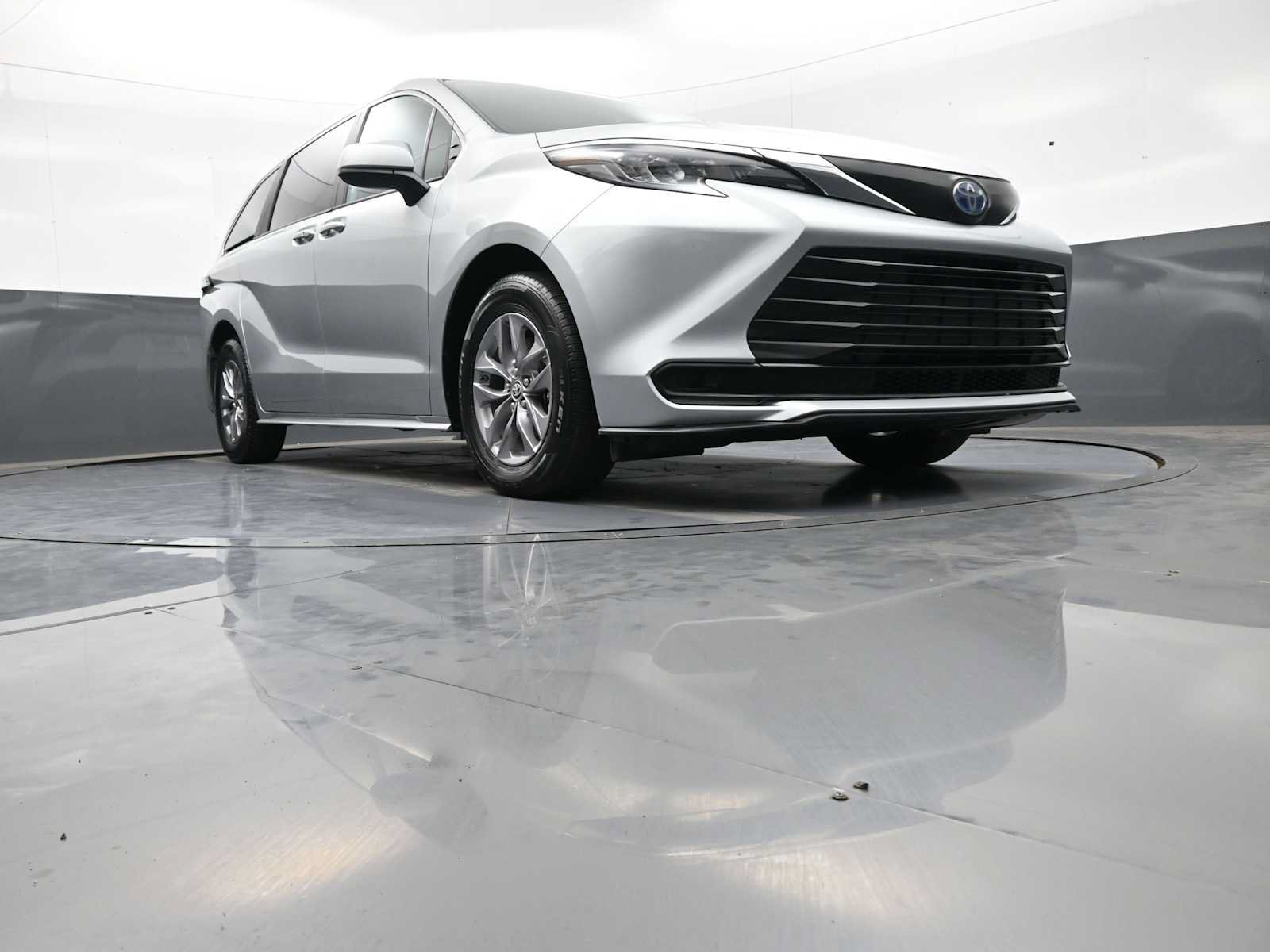 Used 2025 Toyota Sienna LE FWD image 28