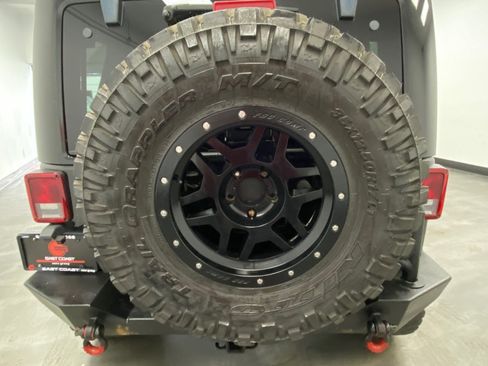 Used 2016 Jeep Wrangler Unlimited Rubicon w/ Connectivity Group AWD/4WD image 18