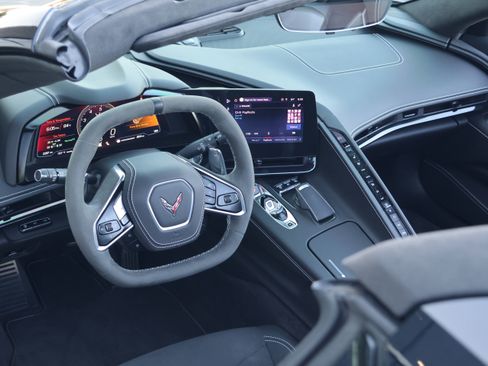 Used 2025 Chevrolet Corvette Stingray Premium Conv w/ Z51 Performance Package RWD image 18