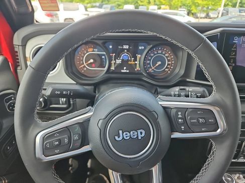 Used 2025 Jeep Wrangler Unlimited Sahara AWD/4WD image 17