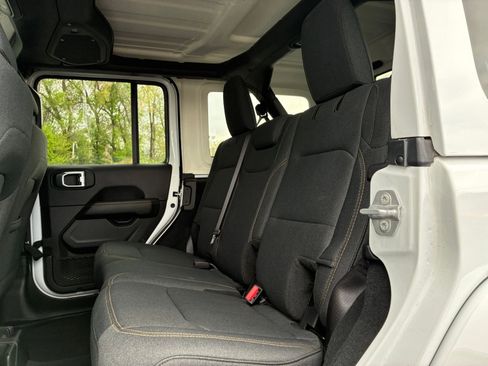Used 2025 Jeep Wrangler Unlimited Sahara AWD/4WD image 25