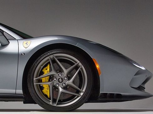 Used 2021 Ferrari F8 Tributo RWD image 16