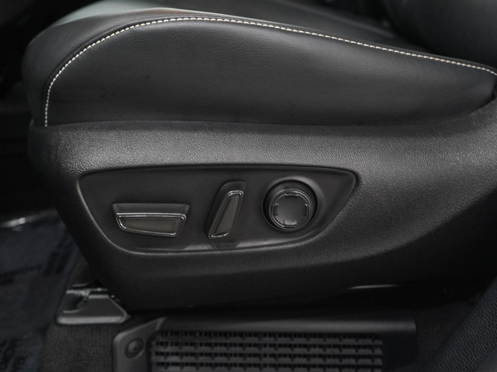 Used 2025 Toyota Sienna XSE AWD/4WD image 23