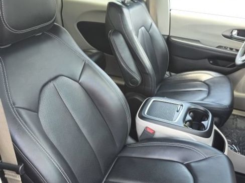 Used 2023 Chrysler Pacifica Touring-L FWD image 35