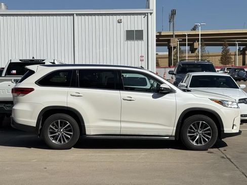 Used 2017 Toyota Highlander XLE FWD image 3