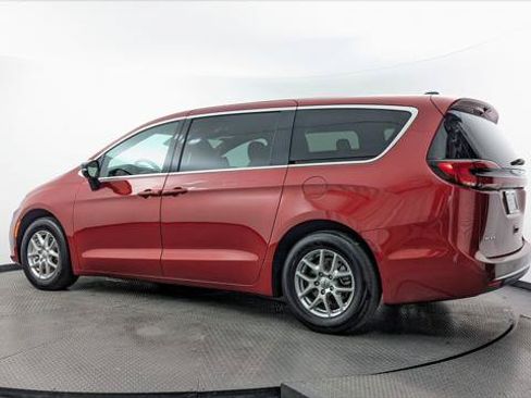 Used 2025 Chrysler Pacifica Select FWD image 6
