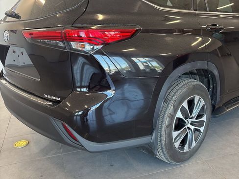 Used 2021 Toyota Highlander XLE image 12