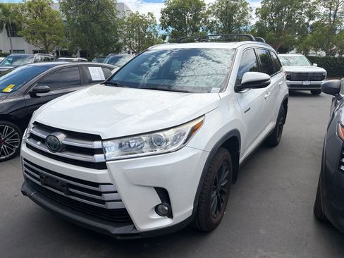Used 2019 Toyota Highlander XLE w/ Carpet Mat Package (TMS) AWD/4WD image 1