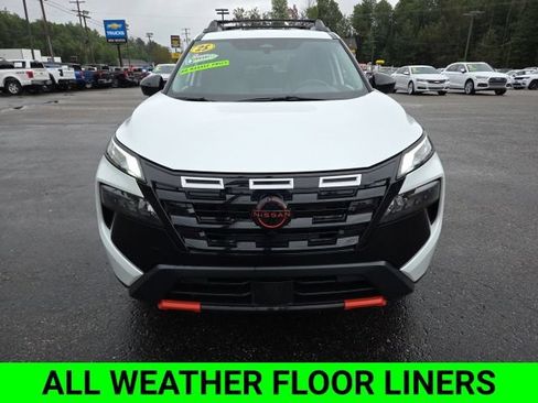 Used 2025 Nissan Rogue SV AWD/4WD image 3