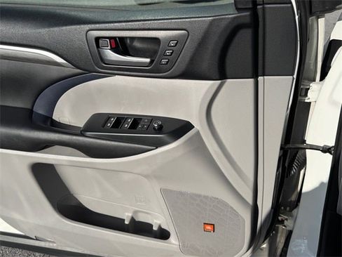 Used 2017 Toyota Highlander Limited image 24