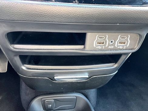 Used 2025 Chrysler Pacifica Select FWD image 33