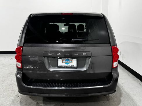 Used 2018 Dodge Grand Caravan SE image 27