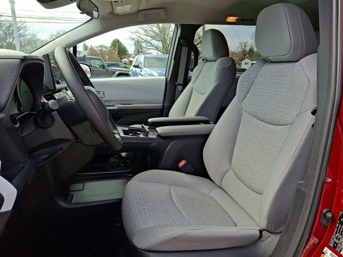 Used 2025 Toyota Sienna LE FWD image 14