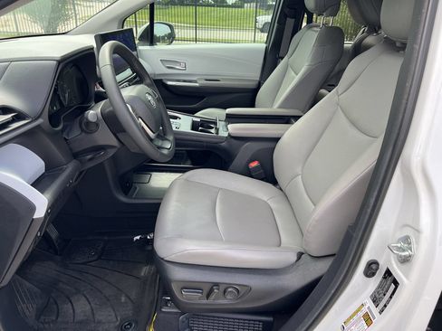 Used 2025 Toyota Sienna XLE FWD image 10